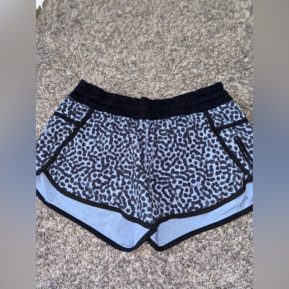 Women’s Lululemon Tracker Short in Ace Spot Tranquil Blue/Black Size 8 - Picture 2 of 15